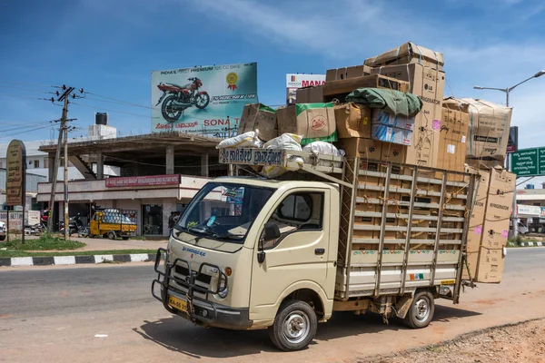 Camion di consegna ACF parcheggiato e sovraccaricato a Mysore, India . — Foto Stock