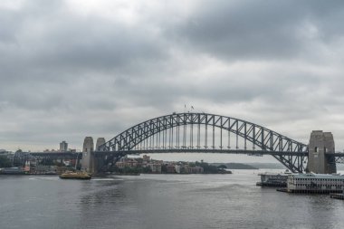 Sydney Harbour bridge yağmurlu havada, Avustralya.
