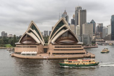 Opera Binası, feribot ve Sydney manzarası, Avustralya.
