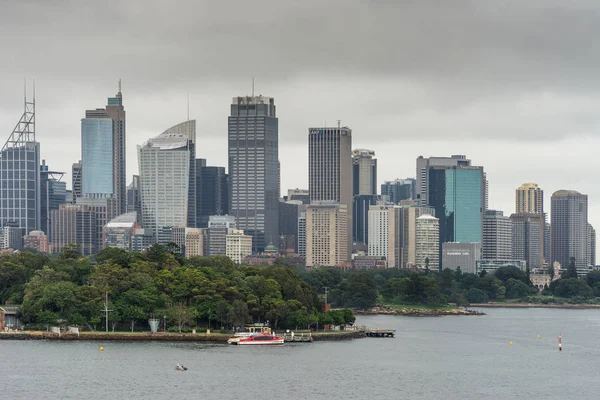 Zelená Botanická zahrada před Sydney siluetu. Austrálie. — Stock fotografie