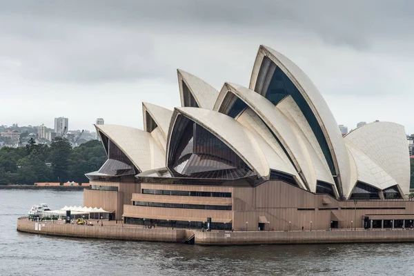 Primer plano de Opera House bajo el cielo gris, Australia . — Foto de Stock