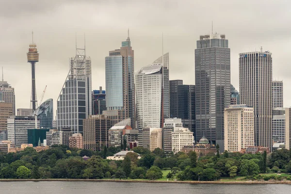 Zelená Botanická zahrada před Sydney siluetu. Austrálie. — Stock fotografie