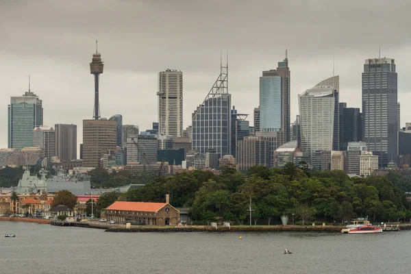 在与花园岛，澳大利亚的悉尼市天际黑暗的天空. — 图库照片