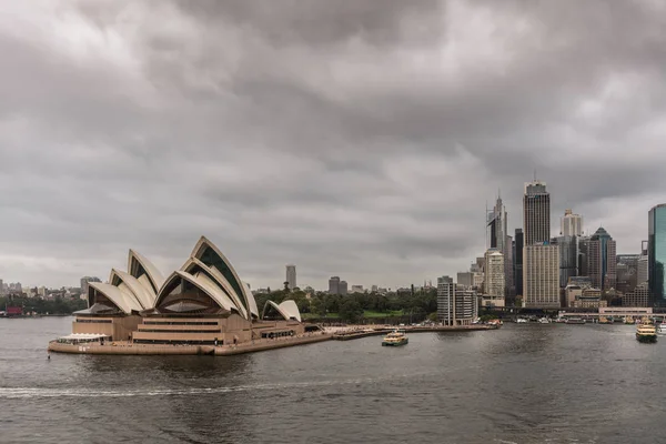 Opera House y Sydney skyline bajo la lluvia, Australia . — Foto de Stock
