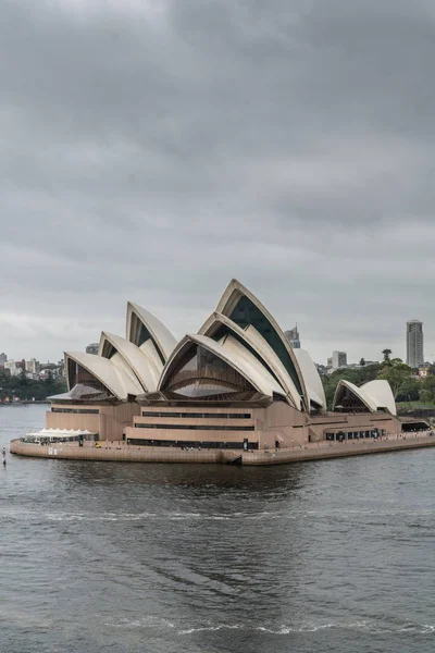 Primer plano de la Ópera de Sydney bajo la lluvia, Australia . — Foto de Stock