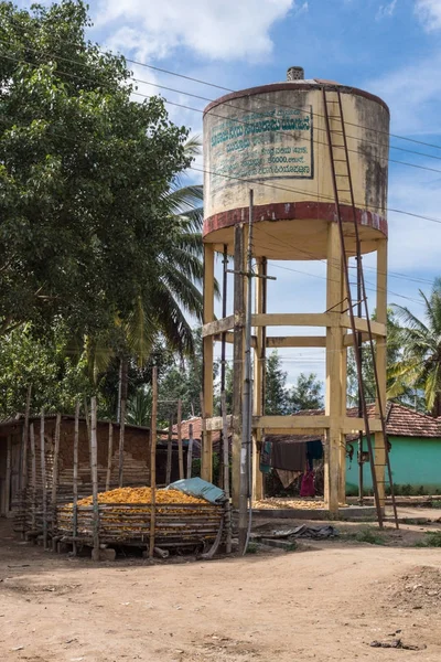 Menara air di ladang pengolahan jagung di Belathur, Karnataka India — Stok Foto