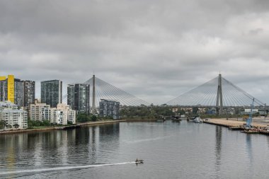 Tam Anzak köprü arka tarafta liman, Sydney Australia.