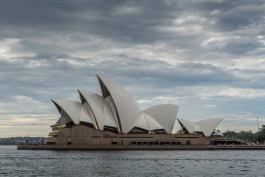 Opera Binası ve ağır cennet, Sydney Australia altında.