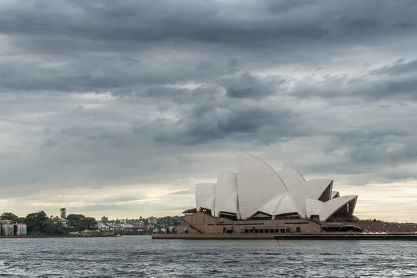 Opera House bajo un pesado paisaje nublado, Sydney Australia . — Foto de Stock