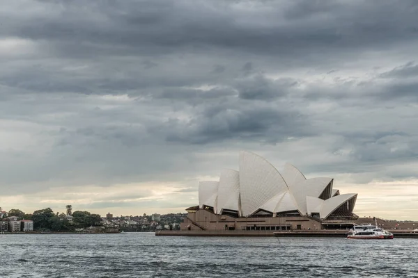 Opera House y ferry bajo un pesado paisaje nublado, Sydney Australia . — Foto de Stock