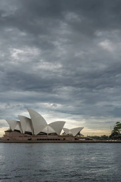 Operahuset och under tunga molnlandskap, Sydney Australia. — Stockfoto