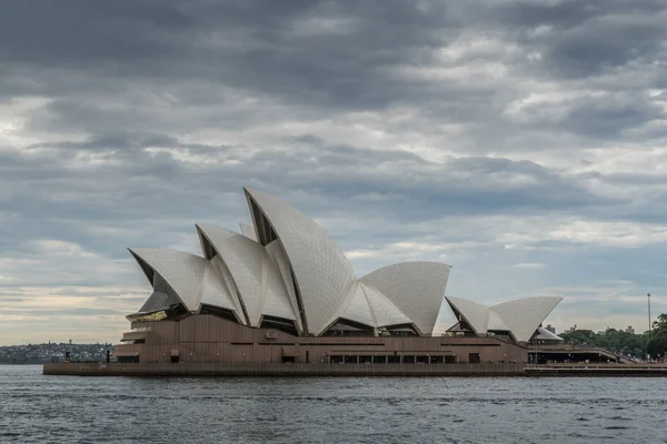 Opera House y bajo un pesado paisaje nublado, Sydney Australia . — Foto de Stock