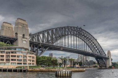 Harbour Köprüsü'nün altında ağır yağmurlu gökyüzü, Sidney Australia.