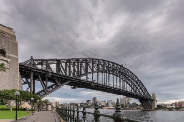 Su, Sydney Australia boyunca liman köprü görünümü.