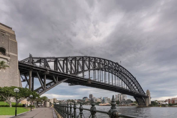 Su, Sydney Australia boyunca liman köprü görünümü.