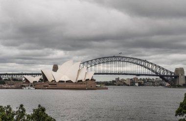 Opera Binası ve cennet, Sydney A altında arkasında Harbour Bridge