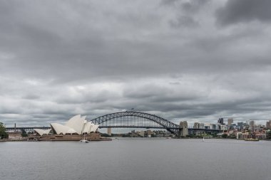Opera Binası ve cennet, Sydney Australi altında Harbour Bridge