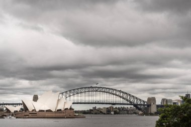 Opera Binası ve cennet, Sydney A altında arkasında Harbour Bridge