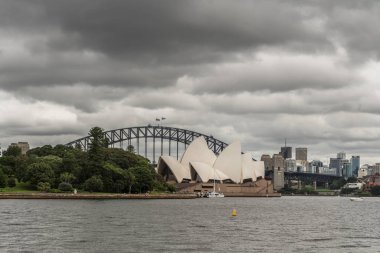 Opera Binası ve cennet, Sydney Australi altında Harbour Bridge