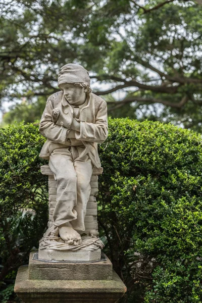 Zamiatać chłopiec posąg w ogrodzie botanicznym, Sydney Australia. — Zdjęcie stockowe