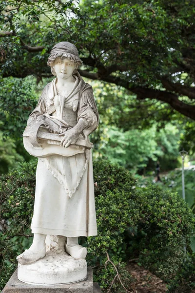 Statue of Girl with clogs in Botanical Garden, Sydney Australia. — Stock Photo, Image