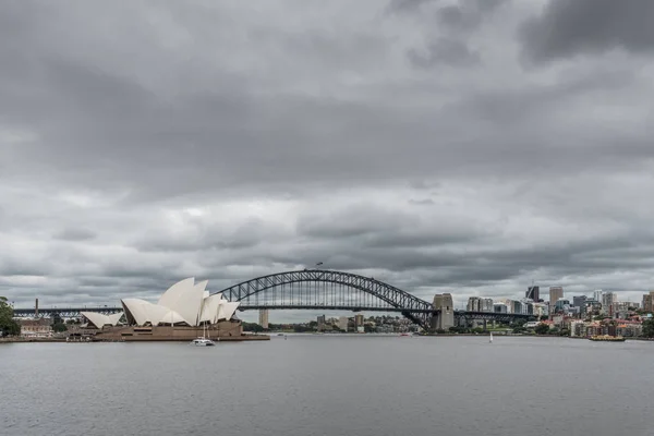 Opera House y puente del puerto bajo el paisaje nublado, Sydney Australi — Foto de Stock