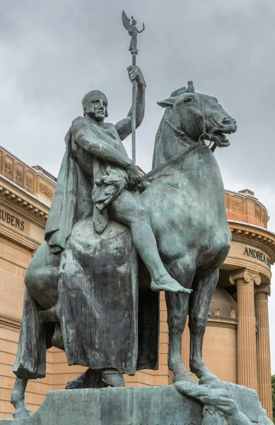 Rid-staty framför Art Gallery of Nsw, Sydney Austral — Stockfoto