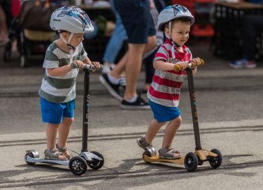 İki küçük çocuğu dört tekerlekli scooter, Sydney Australia.