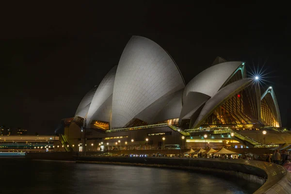Sydney Opera House i en mörk natt, Australien. — Stockfoto