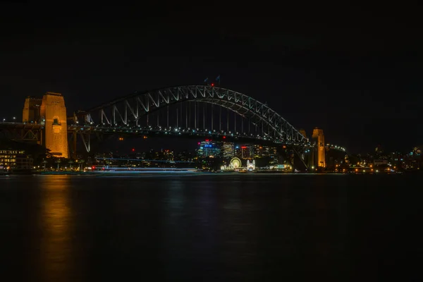 Nachtfoto von luna park unter harbour bridge, sydney australia. — Stockfoto