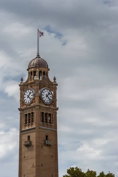 Närbild av railway station clock tower, Sydney Australia. — Stockfoto