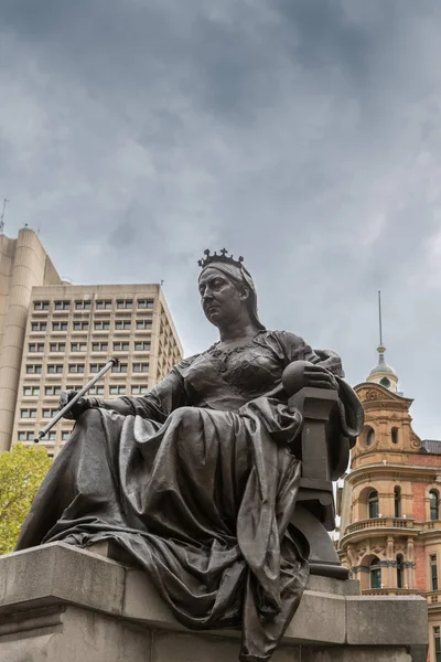 Queen Victoria staty mot tung himmel, Sydney Australia. — Stockfoto