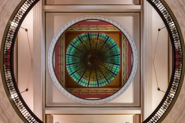 Vertikale Aufnahme innerhalb der Kuppel des Victoria Shopping Mall, Sydney aust — Stockfoto