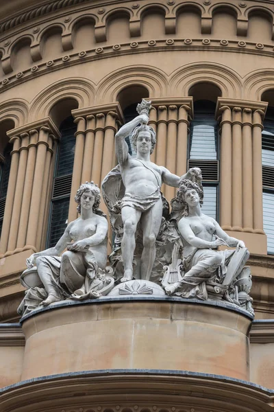 Фриз на фасаде торгового центра Victoria, Сидней Австралия . — стоковое фото