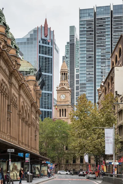 York Street, Sydney Avustralya'dan görülen Historic City Hall tower — Stok fotoğraf