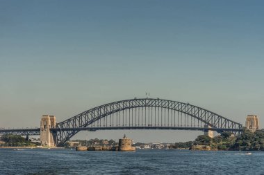 Liman köprü altında mavi gökyüzü, Sydney Australia bütünlük içinde.