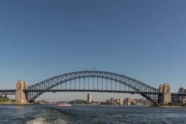 Liman köprü altında mavi gökyüzü, Sydney Australia bütünlük içinde.