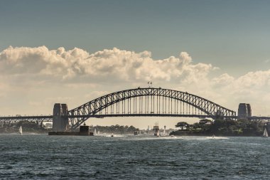 Liman köprü altında mavi gökyüzü, Sydney Australia bütünlük içinde.