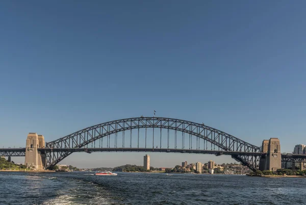 Harbour bridge in totality under blue sky, Sydney Australia. — Stock Photo, Image