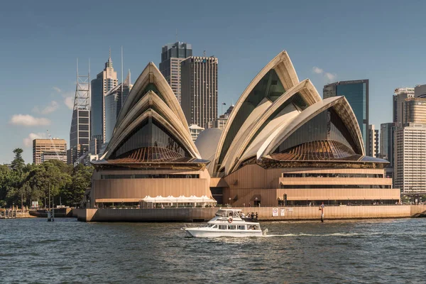 Opera House vista frontal del agua, Sydney Australia . — Foto de Stock