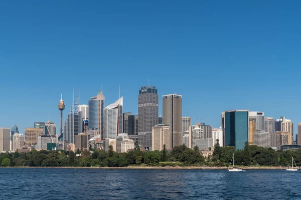 Sydney Skyline unter blauem Himmel, Australien. — Stockfoto