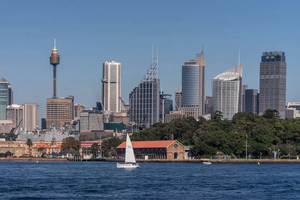 Sydney Skyline unter blauem Himmel, Australien. — Stockfoto