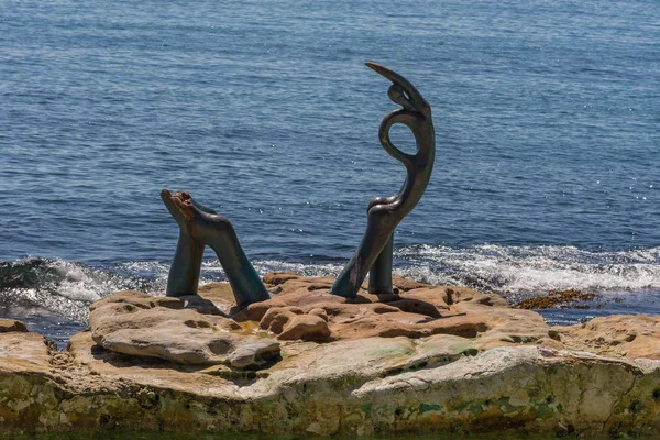 Okeaniderna staty på rock i Tasmanhavet, Manly, Sydney Australien. — Stockfoto