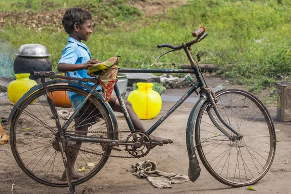 デュバレ ・ エレファント ・ キャンプ、クールグ インドに自転車を持つ少年. — ストック写真