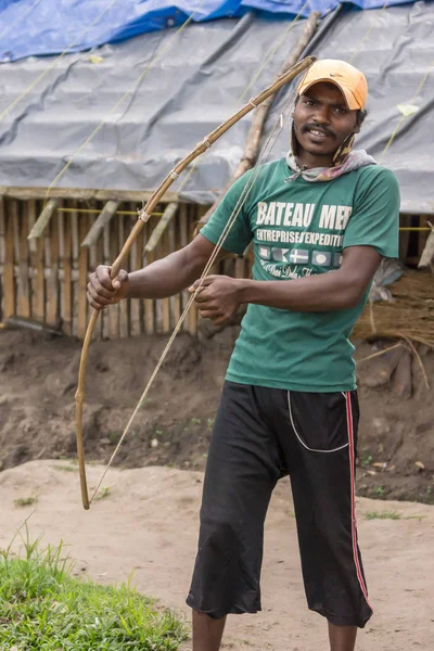 デュバレ ・ エレファント ・ キャンプ、クールグ インドに弓を持つ若者. — ストック写真