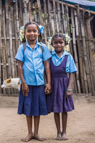 デュバレ ・ エレファント ・ キャンプ、クールグ インドに学校の制服の女の子. — ストック写真