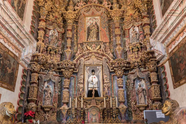 Altar principal da Missão San Xavier Del Bac, Tucson Arizona . — Fotografia de Stock