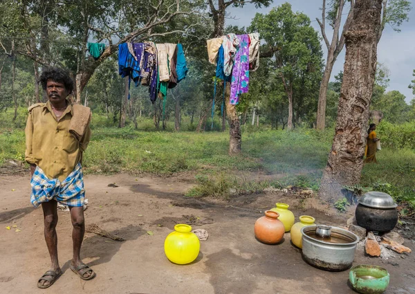 Abrir fogo com o homem em Dubare Elephant Camp, Coorg . — Fotografia de Stock