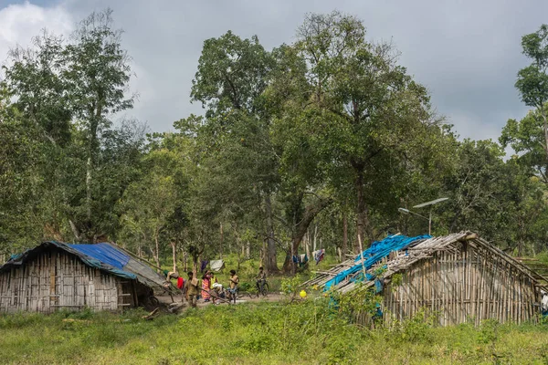 Κατοικίες και οι άνθρωποι στο στρατόπεδο Dubare ελέφαντα, Ινδία κριτικές. — Φωτογραφία Αρχείου