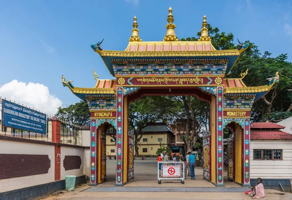 Ingången till Namdroling buddhistiska kloster, Coorg Indien. — Stockfoto